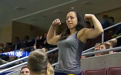 Woman Flexes In Front Of a Guy She Doesn’t Know. His Response Is Perfect!