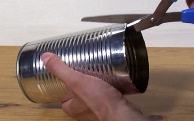 This Guy Cuts An Old Tin Can Up. When He’s Done It’s Perfect For An Emergency Situation!