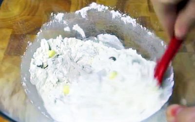 This Woman Places Flour Into A Dish Of Ice Cream And Mixes It. But When She’s Done YUM!