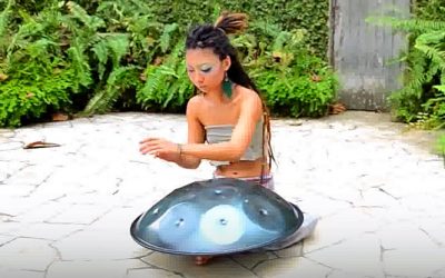 Video – She Sits Down With A Weird Metal Object. But When Her Hands Start To Move I’m Hypnotized!