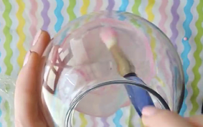 She Places Glue Inside A Normal Glass Jar. But When The Lights Go Out and Zoom In It’s Stunning!