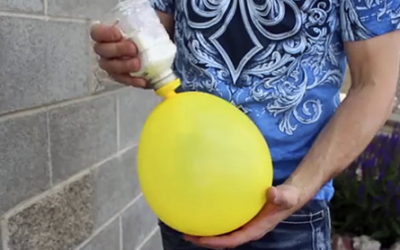 This Guy Pours Flour Inside This Balloon. But The Reason Is Brilliant and I Totally Need This!