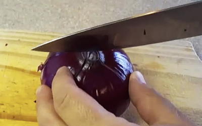 She Cuts an X Into An Onion And Puts It In The Oven For 30 Min. When She Reveals The Result WOW!