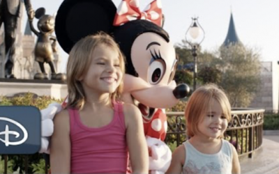 These 2 Sisters Pose For A Photo With Minnie Mouse. Now Watch Minnie’s Hand Closely!